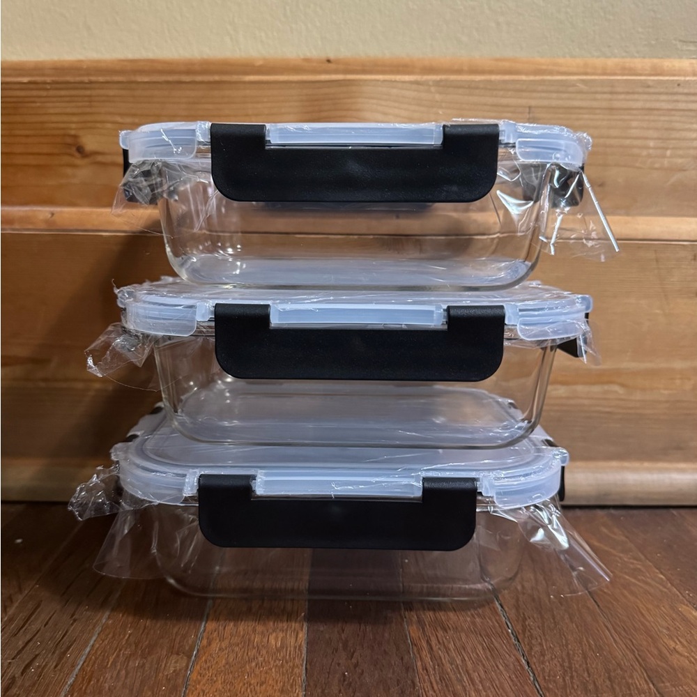 rectangular glass Tupperware 10pcs 

Dimensions 7"L x 5.5"W x 2.5"H